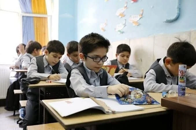 مدارس از مهر حضوری هستند