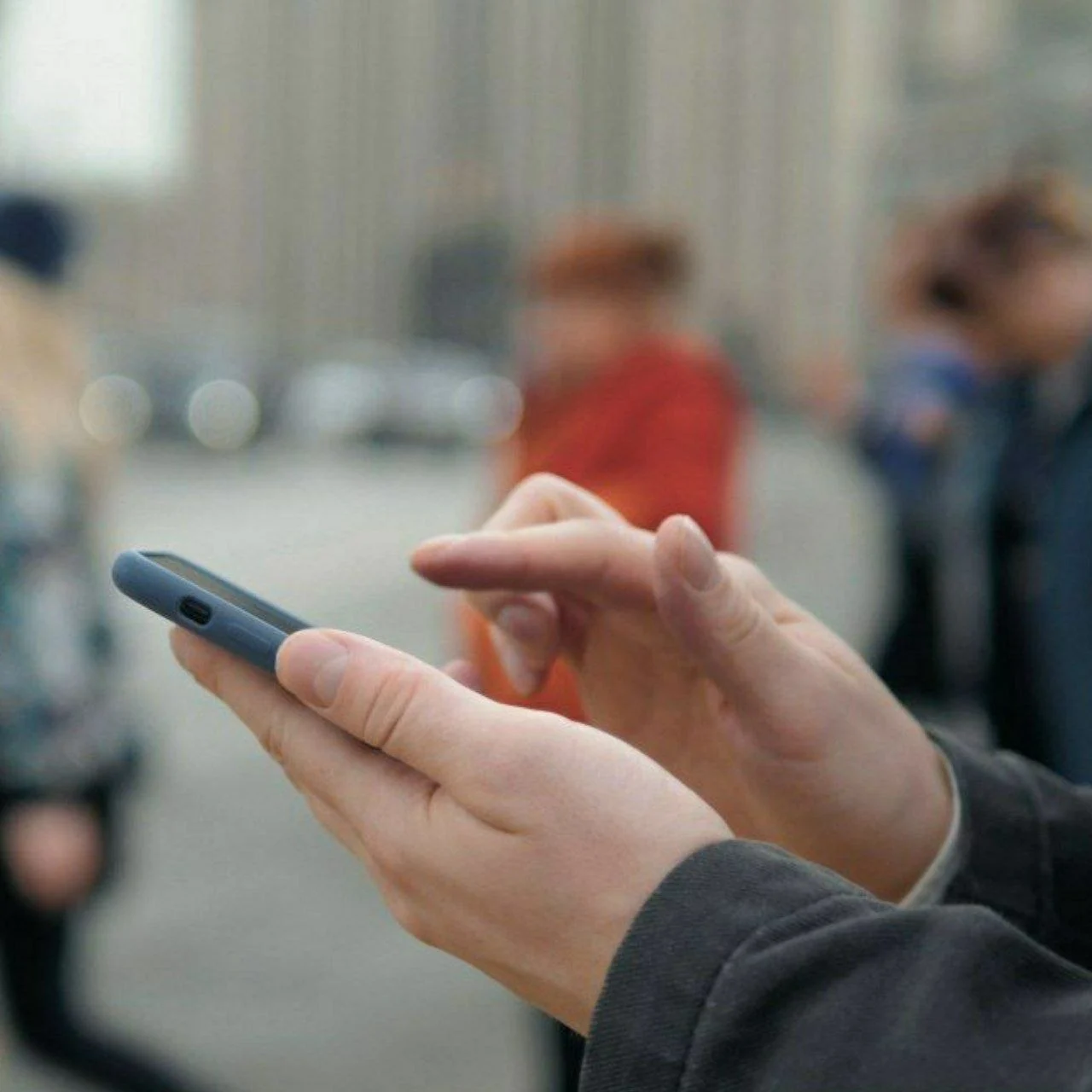 نگاه کردن به موبایل و کوری محیطی